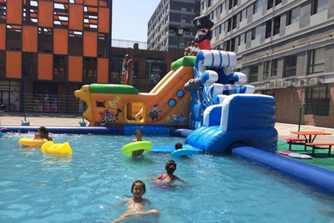 龙子湖水上游泳池